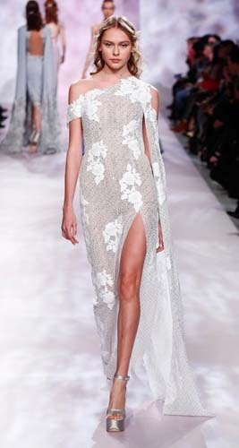 PODYUMDA FIRTINALAR ESTİRDİLER