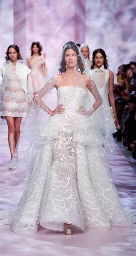 PODYUMDA FIRTINALAR ESTİRDİLER