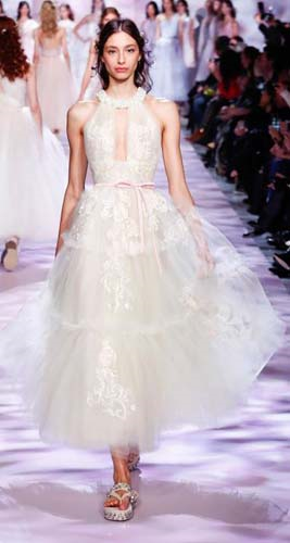 PODYUMDA FIRTINALAR ESTİRDİLER