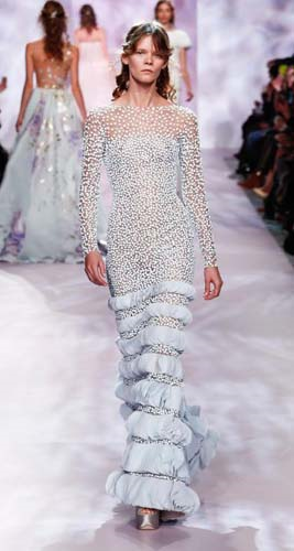 PODYUMDA FIRTINALAR ESTİRDİLER