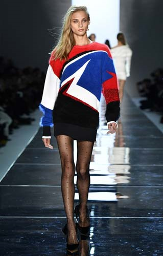 PODYUMDA FIRTINALAR ESTİRDİLER