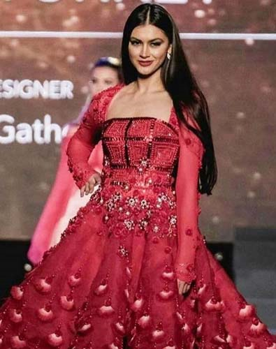 KAİNAT TACININ PEŞİNDE