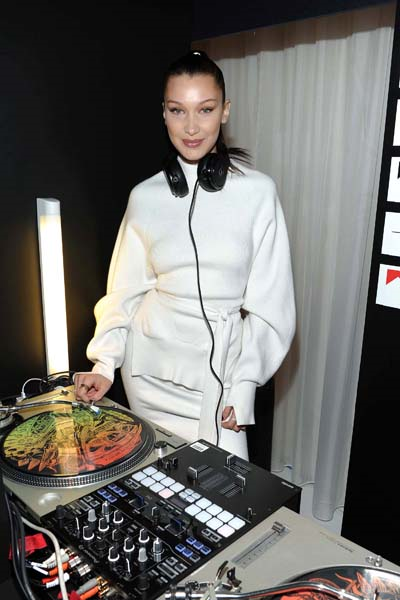 BELLA HADID NEW YORK SOKAKLARINDA