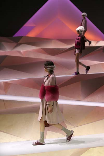 LONDRA MODA HAFTASININ GÖZE ÇARPANLARI