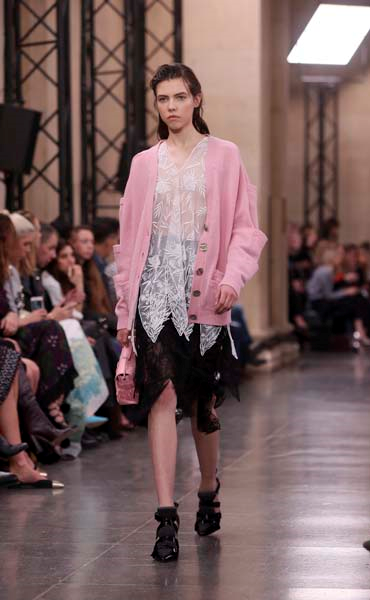 LONDRA MODA HAFTASINDA ÜNLÜLER GEÇİDİ