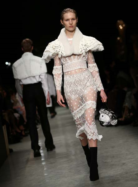 LONDRA MODA HAFTASINDA ÜNLÜLER GEÇİDİ