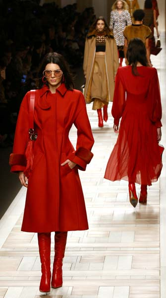 MİLANO MODA HAFTASININ ÖNE ÇIKANLARI