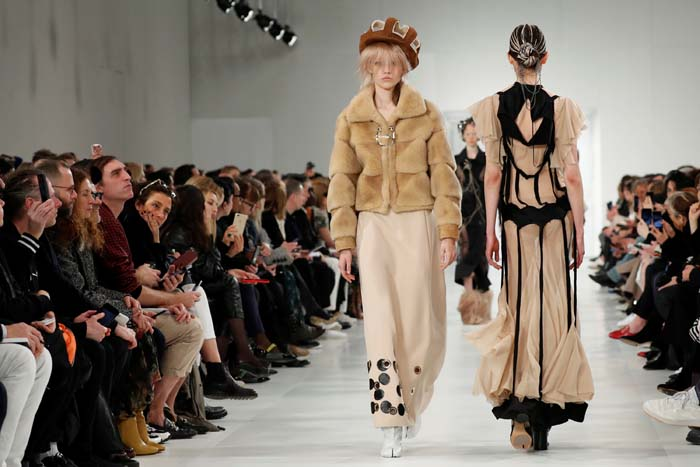 PARİS MODA HAFTASI DEVAM EDİYOR