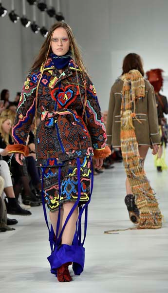 PARİS MODA HAFTASI DEVAM EDİYOR