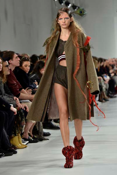 PARİS MODA HAFTASI DEVAM EDİYOR