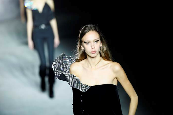 PARİS MODA HAFTASI DEVAM EDİYOR