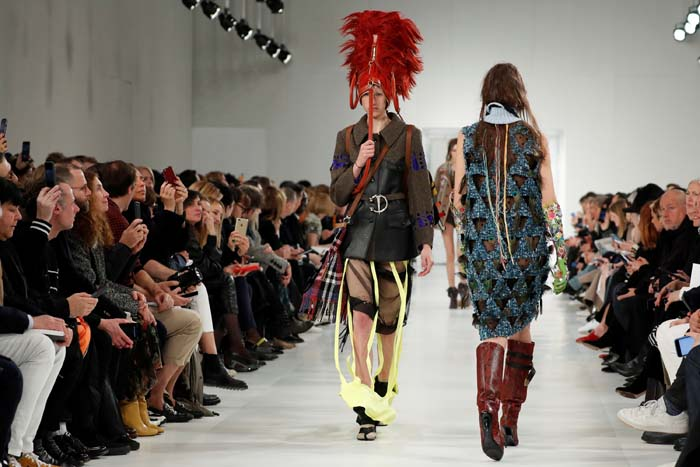 PARİS MODA HAFTASI DEVAM EDİYOR