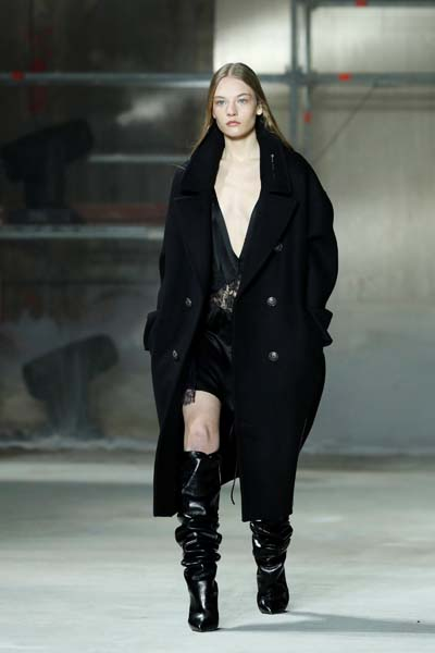 PARİS MODA HAFTASI DEVAM EDİYOR