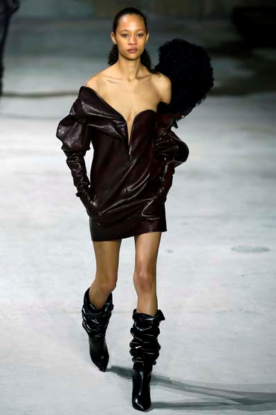 PARİS MODA HAFTASI DEVAM EDİYOR