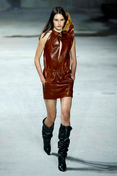 PARİS MODA HAFTASI DEVAM EDİYOR