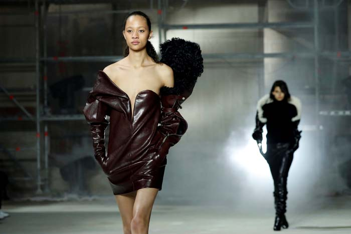 PARİS MODA HAFTASI DEVAM EDİYOR