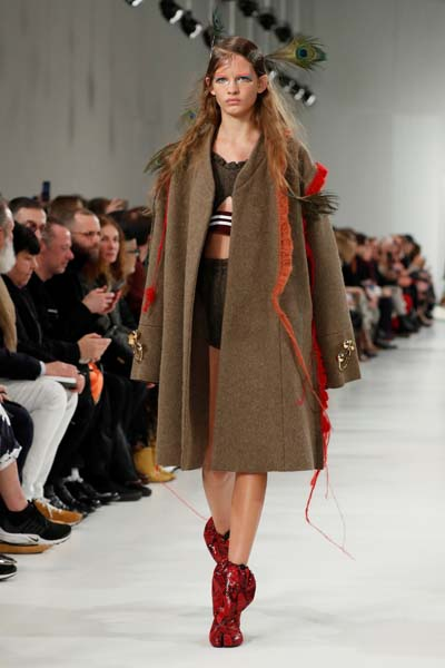 PARİS MODA HAFTASI DEVAM EDİYOR