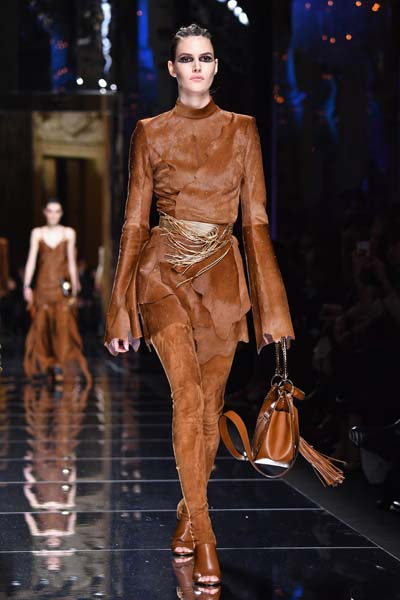 PARİS MODA HAFTASININ ASİSİ