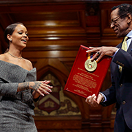 RIHANNA’YA ANLAMLI ÖDÜL