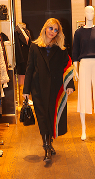 MAĞAZASINI GÖRMEYE GELDİ