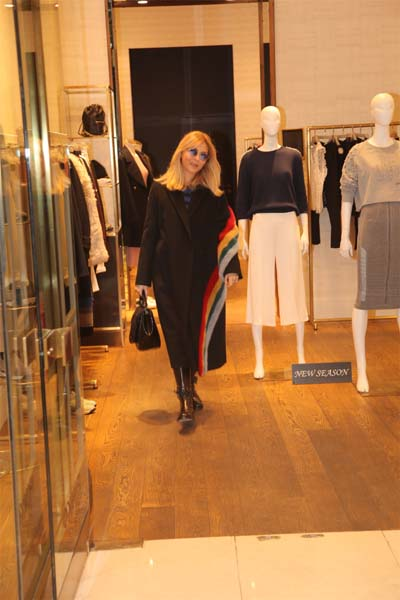 MAĞAZASINI GÖRMEYE GELDİ