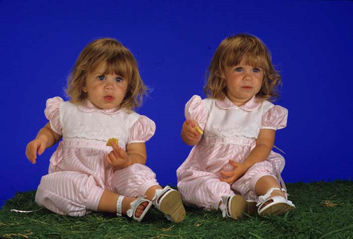 KIRMIZI HALIDA BÜYÜYEN ÜNLÜLER 