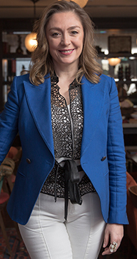 MAVİ CEKETLİ ARZU KAPROL