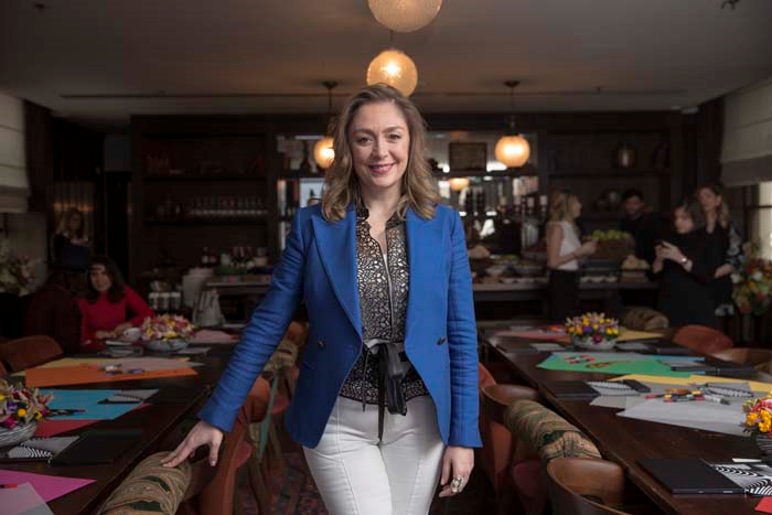 MAVİ CEKETLİ ARZU KAPROL