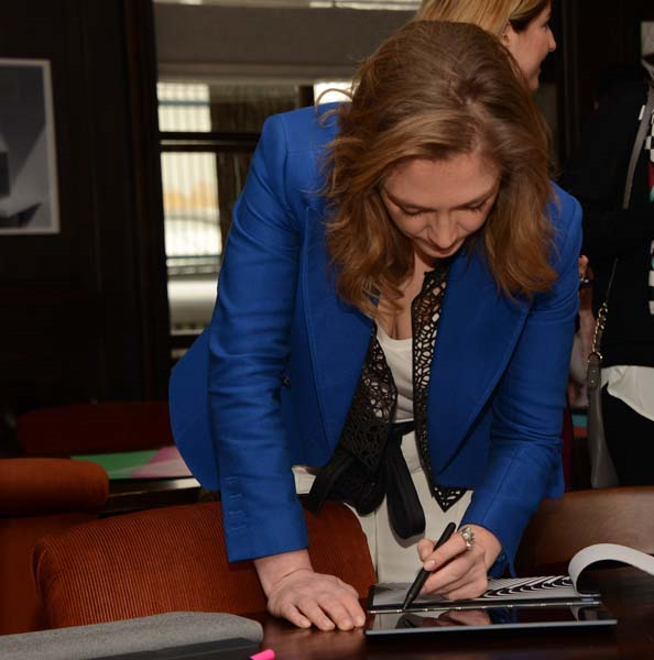 MAVİ CEKETLİ ARZU KAPROL