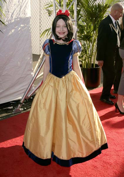 KIRMIZI HALIDA BÜYÜYEN ÜNLÜLER 