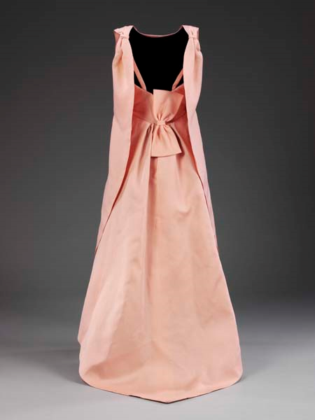 KADIN SİLÜETİNİN DEVRİMİ