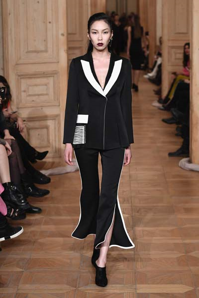 MBFWI İKİNCİ DEFİLESİ BURÇE BEKREK