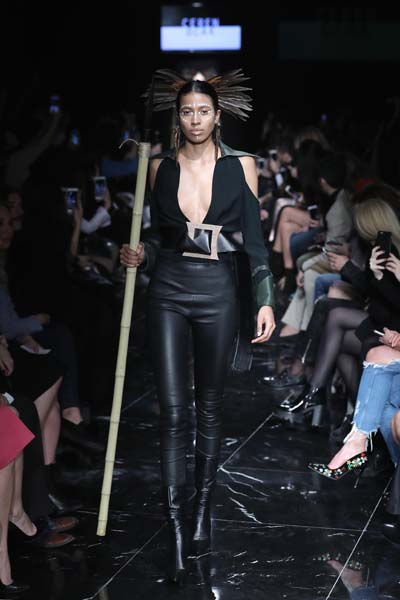 MBFWI İKİNCİ GÜNÜ DEFİLELERİNDEN CEREN OCAK