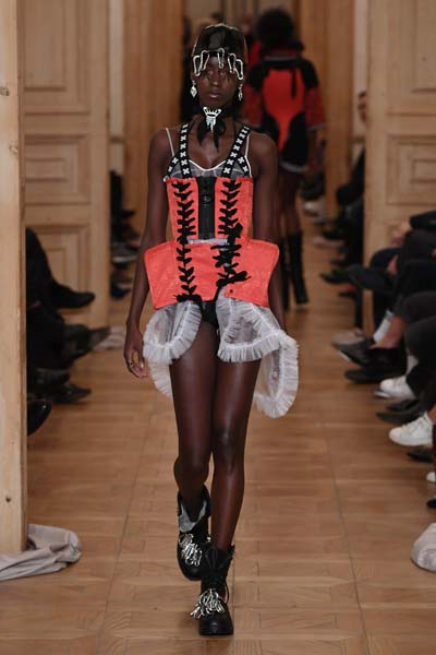 MBFWI EN RENKLİ DEFİLESİ DB BERDAN 