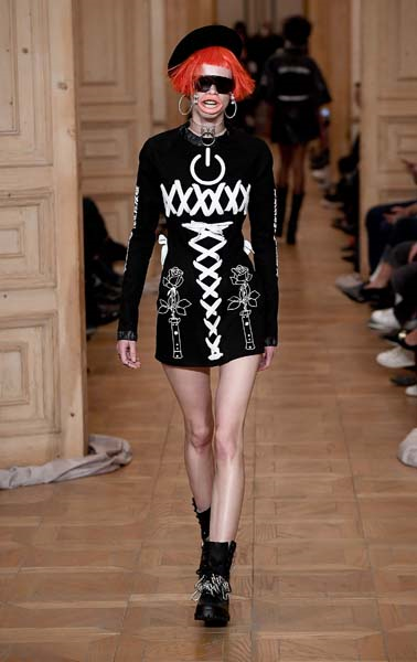 MBFWI EN RENKLİ DEFİLESİ DB BERDAN 