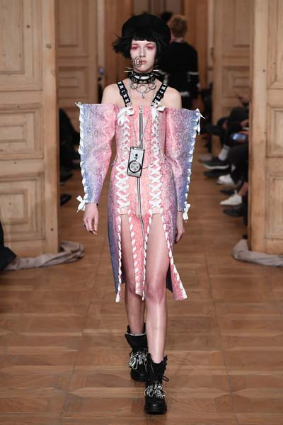 MBFWI EN RENKLİ DEFİLESİ DB BERDAN 