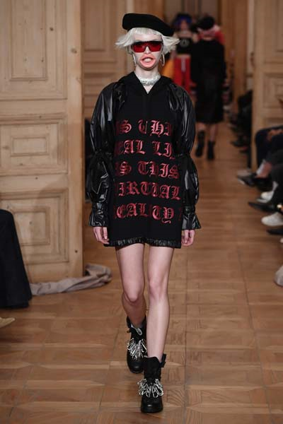 MBFWI EN RENKLİ DEFİLESİ DB BERDAN 