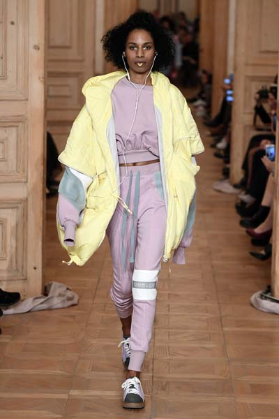 MBFWI ÜÇÜNCÜ GÜNÜ DEFİLELERİNDEN İLKİ : NEW GEN 