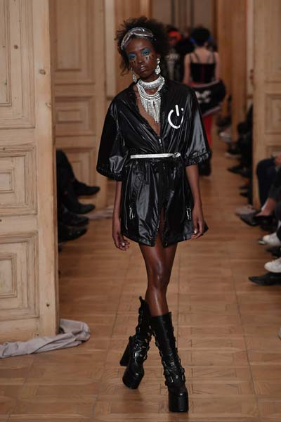 MBFWI EN RENKLİ DEFİLESİ DB BERDAN 