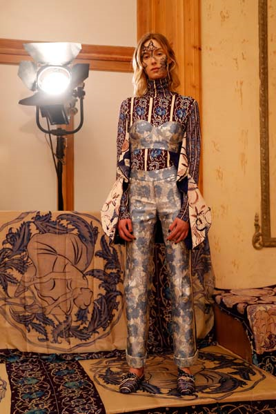 MBFWIUN EN ROMANTİK DEFİLESİ BASHAQUES