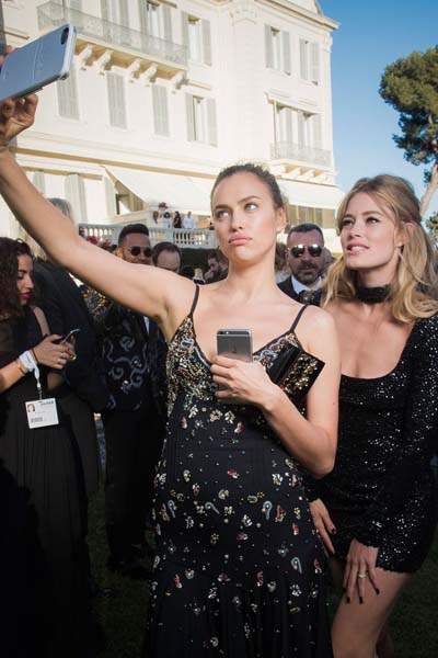 SELFIE DEDİĞİN ZOR AMA İMKANSIZ DEĞİL