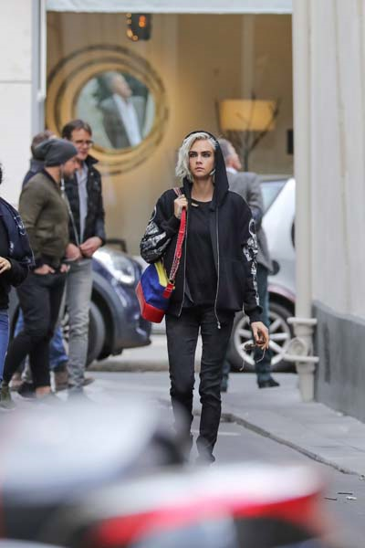 CARA DELEVINGNE PARİS SOKAKLARINDA