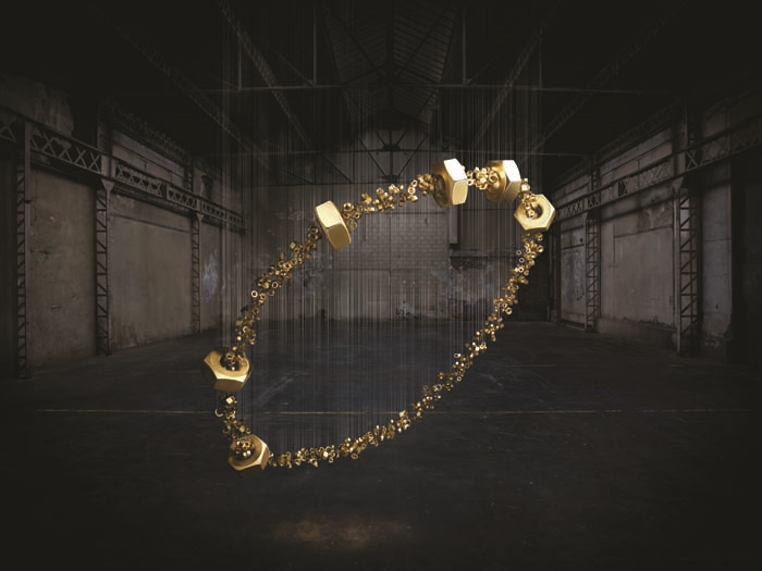 DESI SANTIAGO, CARTIERNİN YENİ TASARIMLARINDAN İLHAM ALARAK ENSTALASYON TASARLADI.