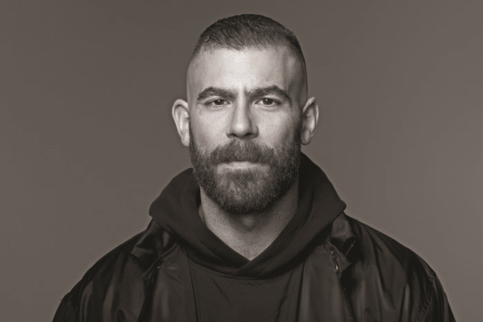 DESI SANTIAGO, CARTIERNİN YENİ TASARIMLARINDAN İLHAM ALARAK ENSTALASYON TASARLADI.