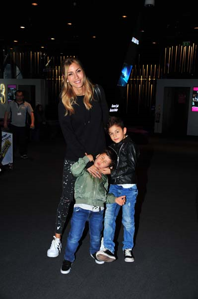 ÇAĞLA ŞIKEL ÇOCUKLARIYLA SİNEMADA