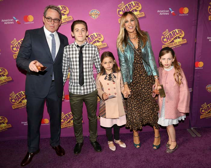 SARAH JESSICA PARKER VE AİLESİ KIRMIZI HALIDA