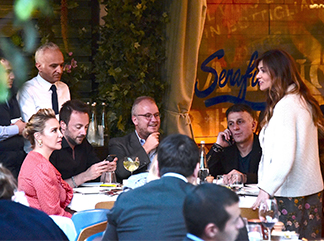 ARKADAŞLARIYLA YEMEKTE