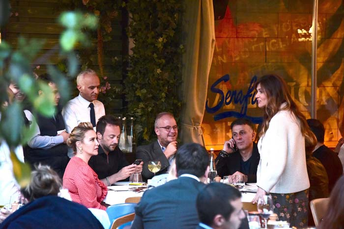 ARKADAŞLARIYLA YEMEKTE