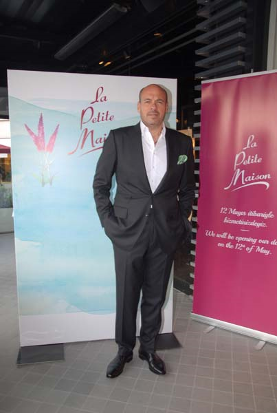 AYNI GÜN İKİ FARKLI KIYAFET