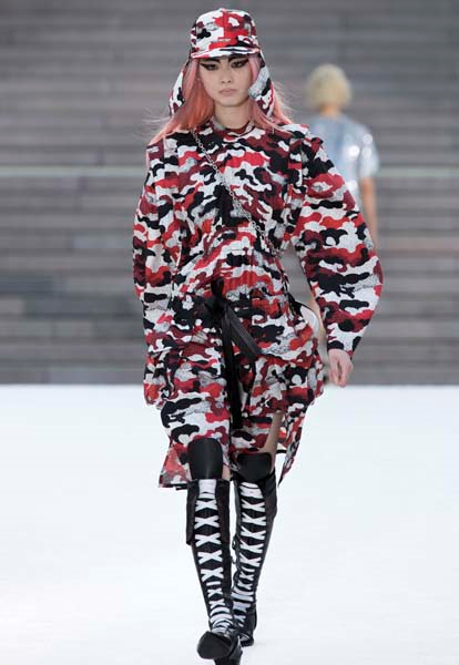 LOUIS VUITTON 2018 CRUISE DEFİLESİ GERÇEKLEŞTİ